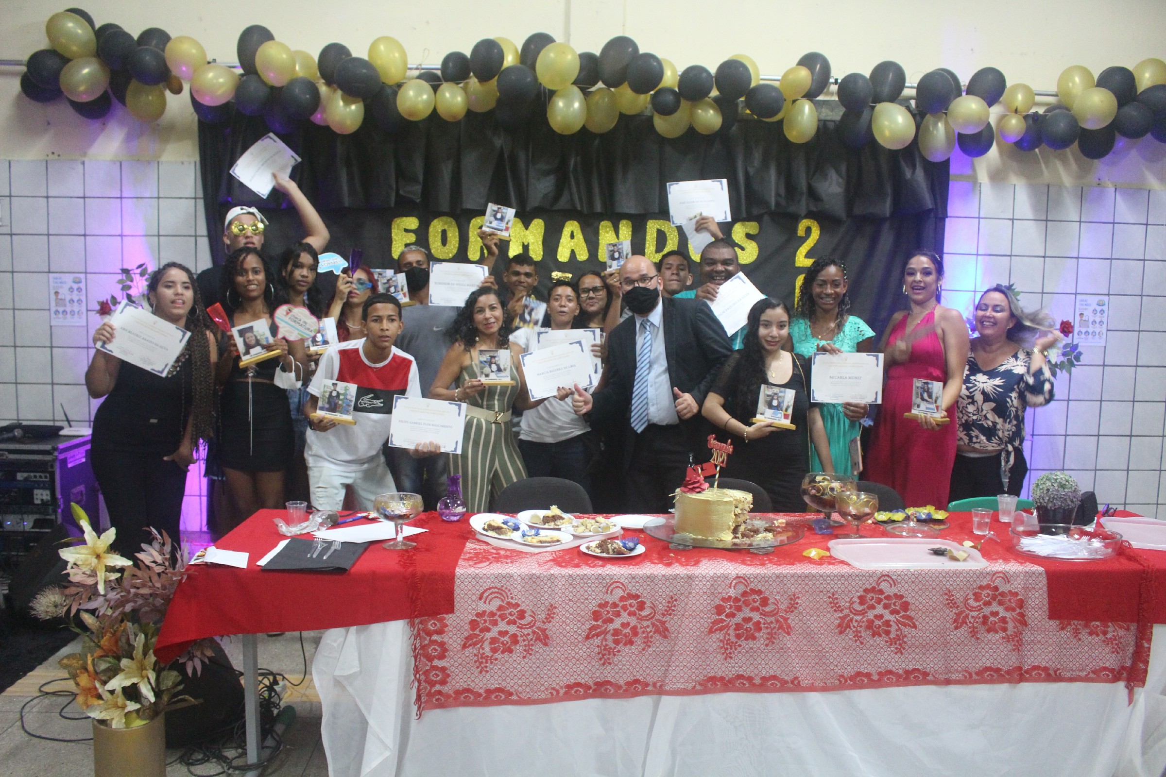 Formatura da EJA marca o início de uma nova etapa para estudantes da E. M. Almerinda Bezerra