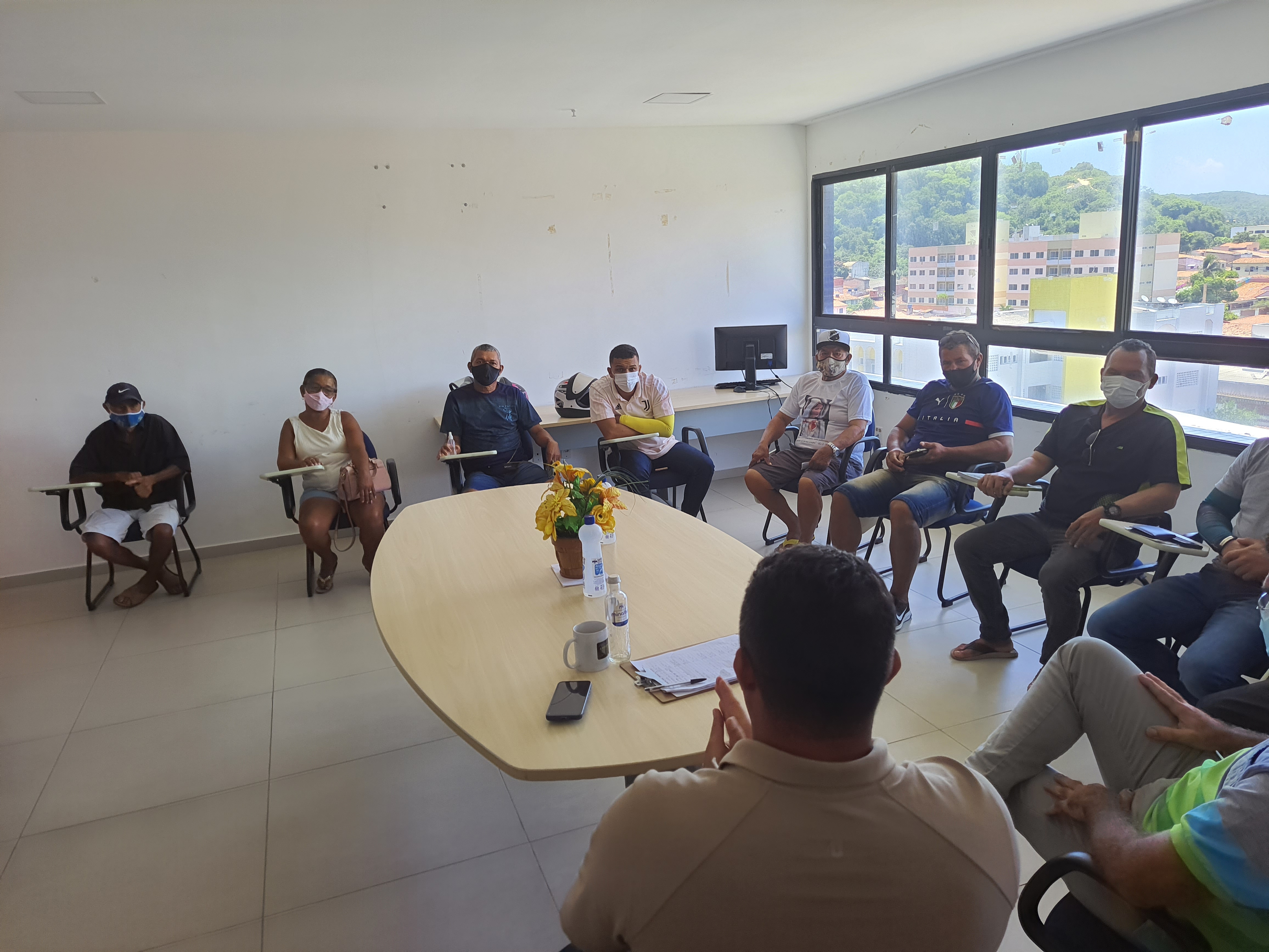 Comerciantes da Praia do Meio notificados pela fiscalização recebem orientações da Semurb