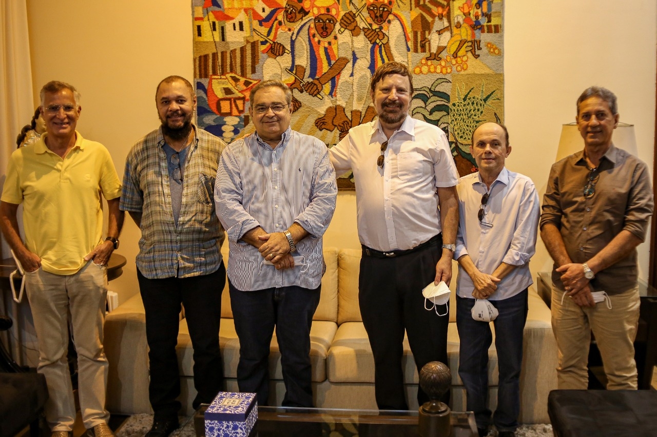 Álvaro Dias recebe professor que traduziu cartas de Felipe Camarão do tupi para o português