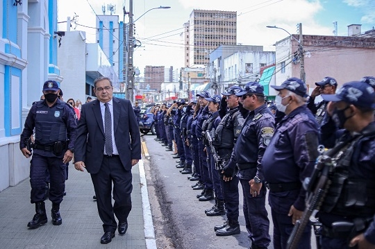 Prefeito Álvaro Dias assina a promoção de 282 Guardas Municipais
