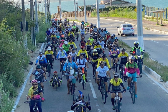 Centenas de ciclistas participam do Ciclo Natal Solidário da Paz