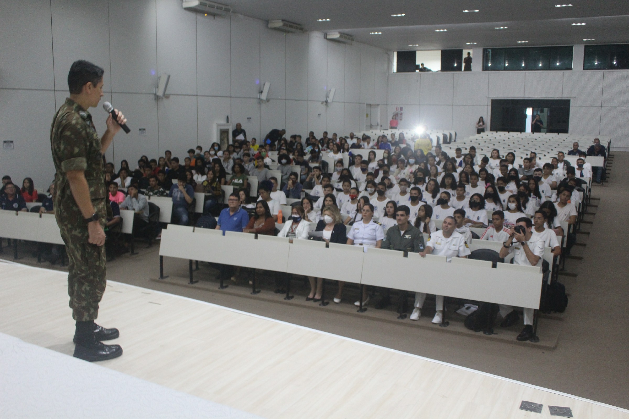 Estudantes das Escolas Cívico-Militares participam de palestra no Cemure