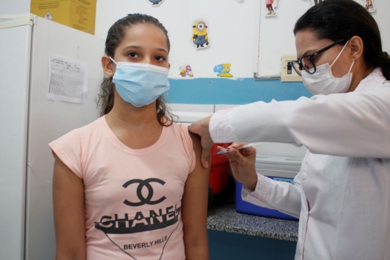 SMS Natal inicia vacinação D3 contra Covid-19 para público de 12 a 17 anos