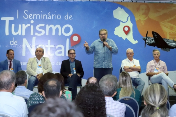 Álvaro Dias faz a abertura do I Seminário de Turismo de Natal