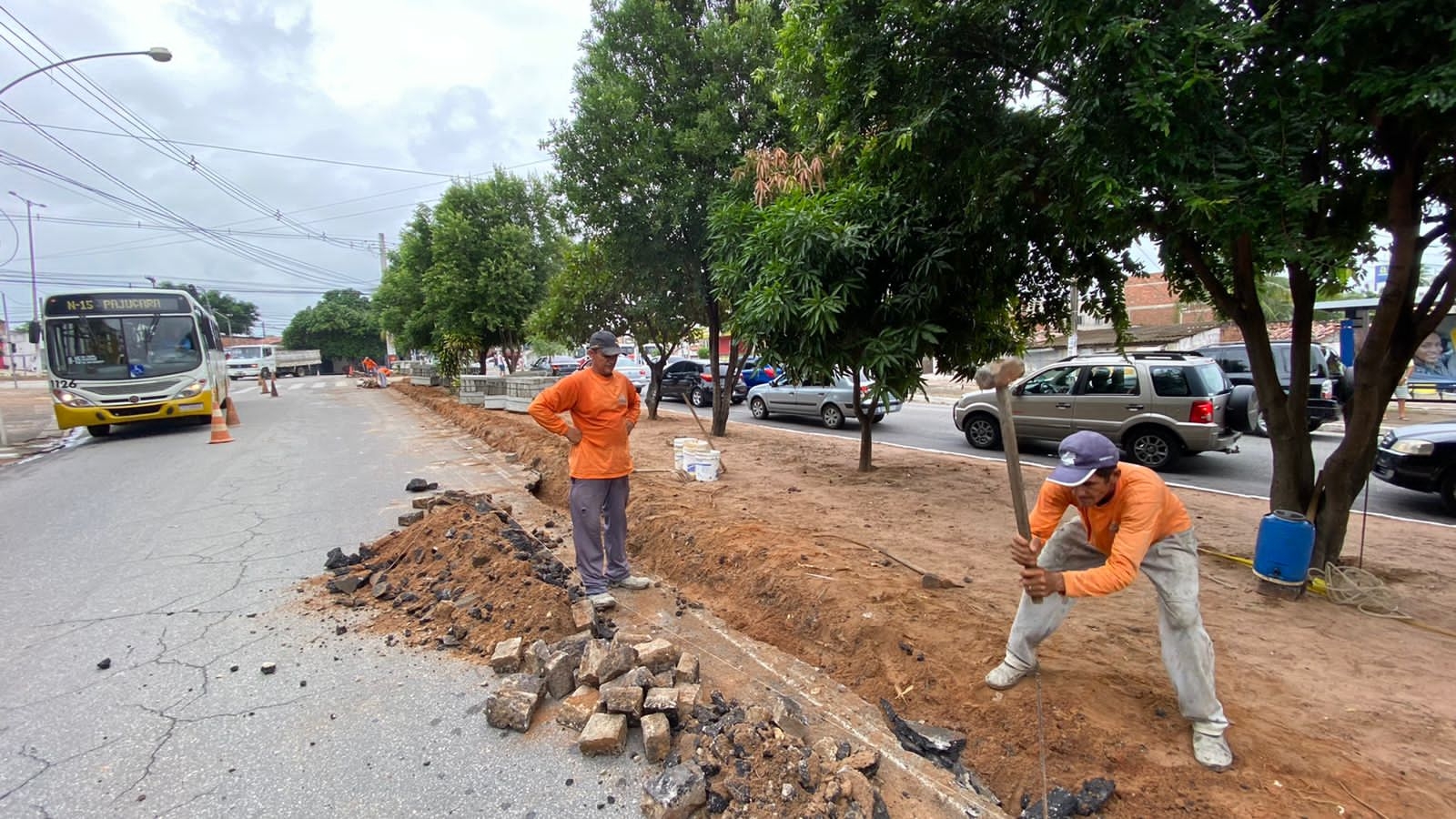 Prefeitura inicia obra de ciclovia no canteiro central da avenida Itapetinga