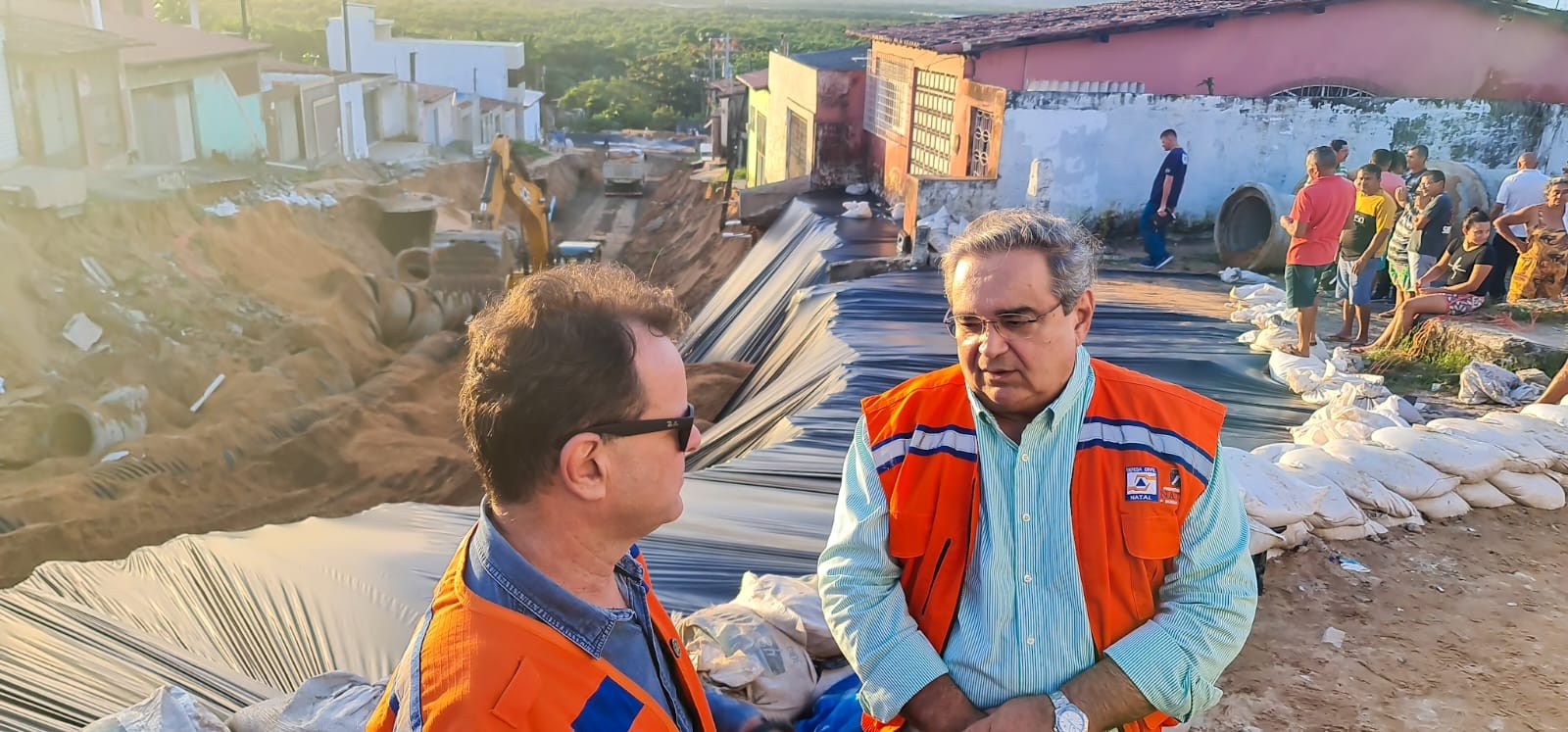 Prefeito e Secretário Nacional de Defesa Civil visitam obras na rua Mirassol