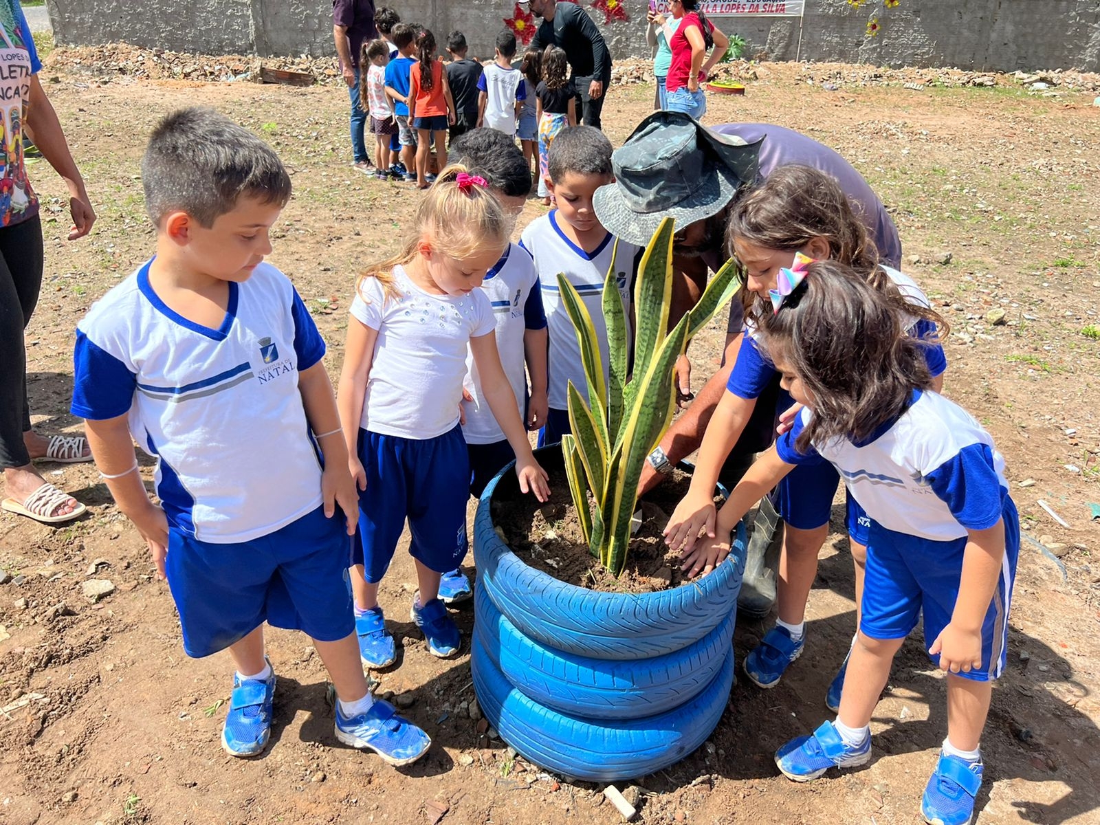 Crianças do CMEI Professora Stella Lopes participam de ação ambiental no bairro