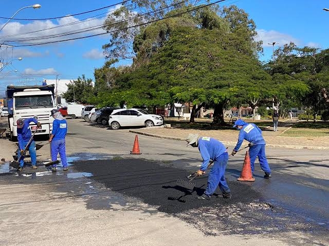 Ruas de Felipe Camarão, Tirol e conjunto Serrambi recebem ações da operação tapa buracos