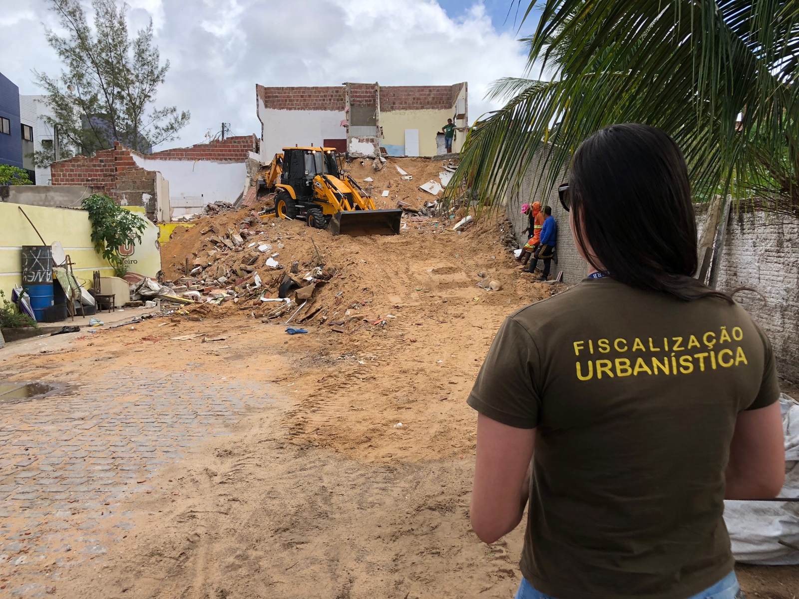 Semurb retoma demolição de imóveis irregulares na rua Minas Novas