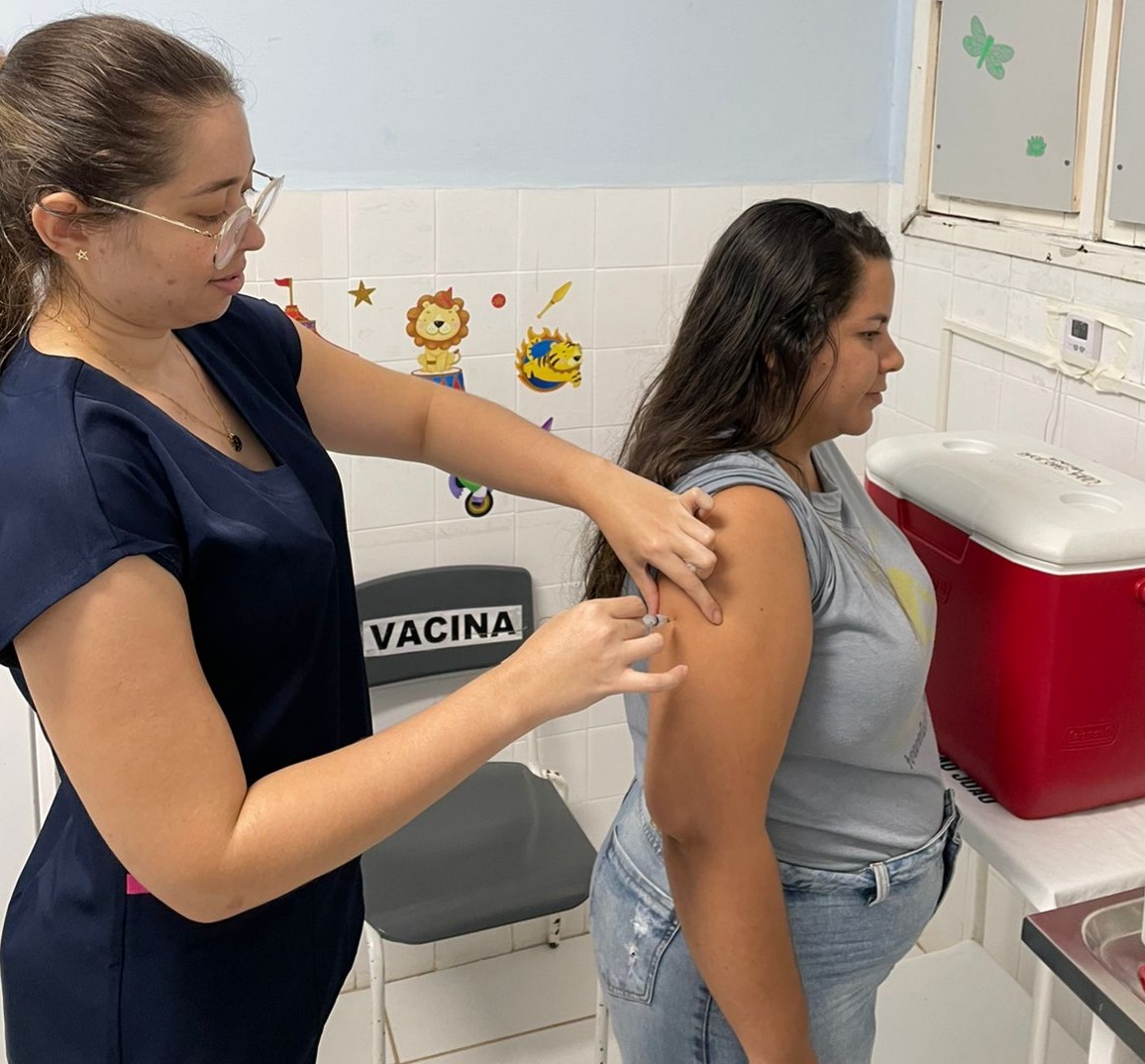 Profissionais da saúde e da educação em Natal recebem vacina contra varicela e meningocócica C