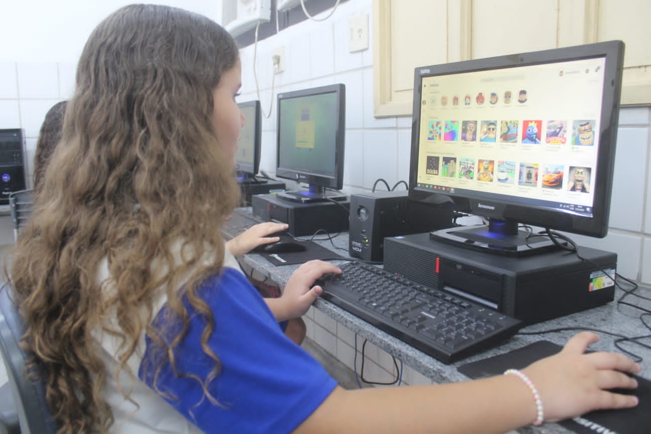 Laboratórios de Informática das Escolas Municipais recebem investimentos de quase R$ 3 milhões
