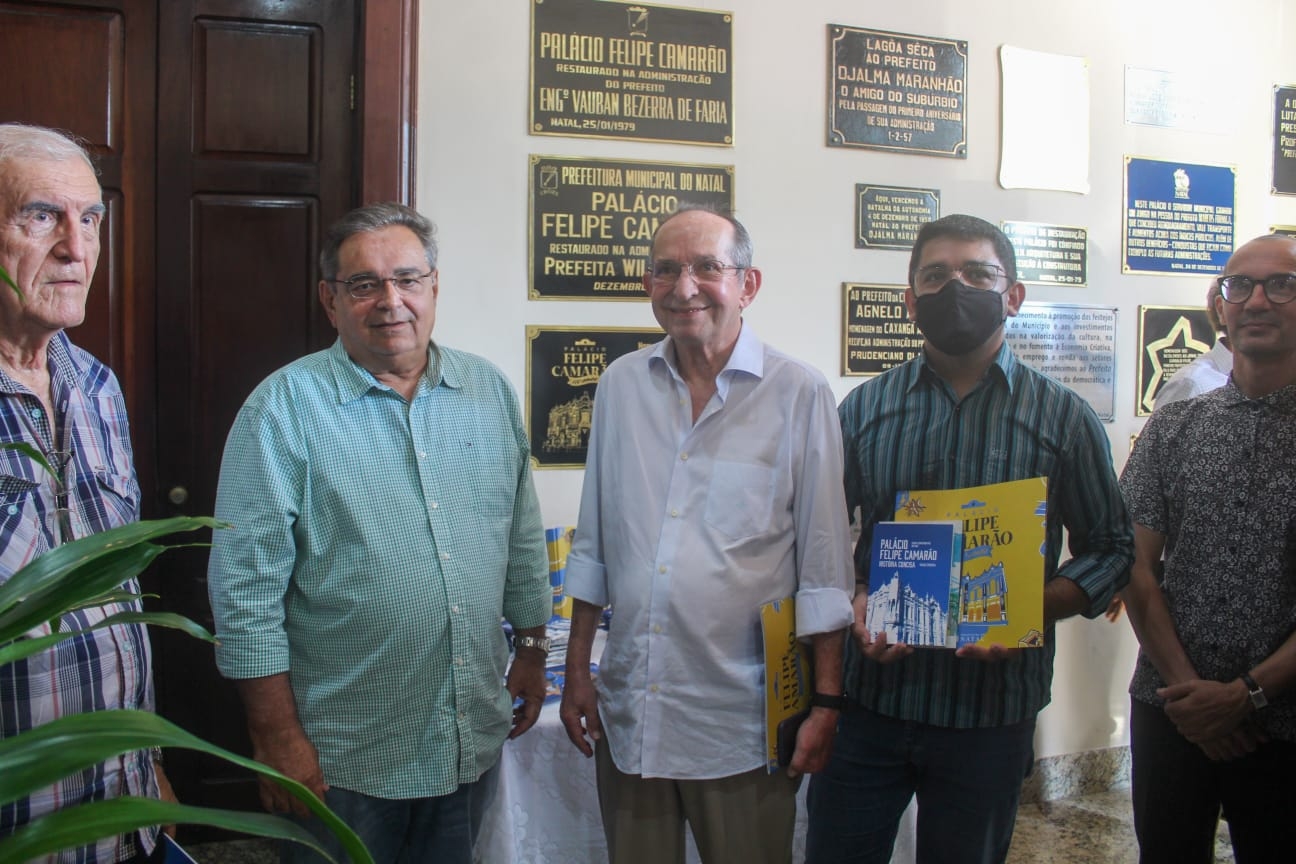 Prefeito recebe presidente da Academia de Letras do RN em exposição dos 100 anos do Palácio 