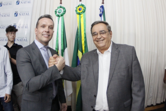 Álvaro Dias transmite Prefeitura interinamente para Ériko Jácome