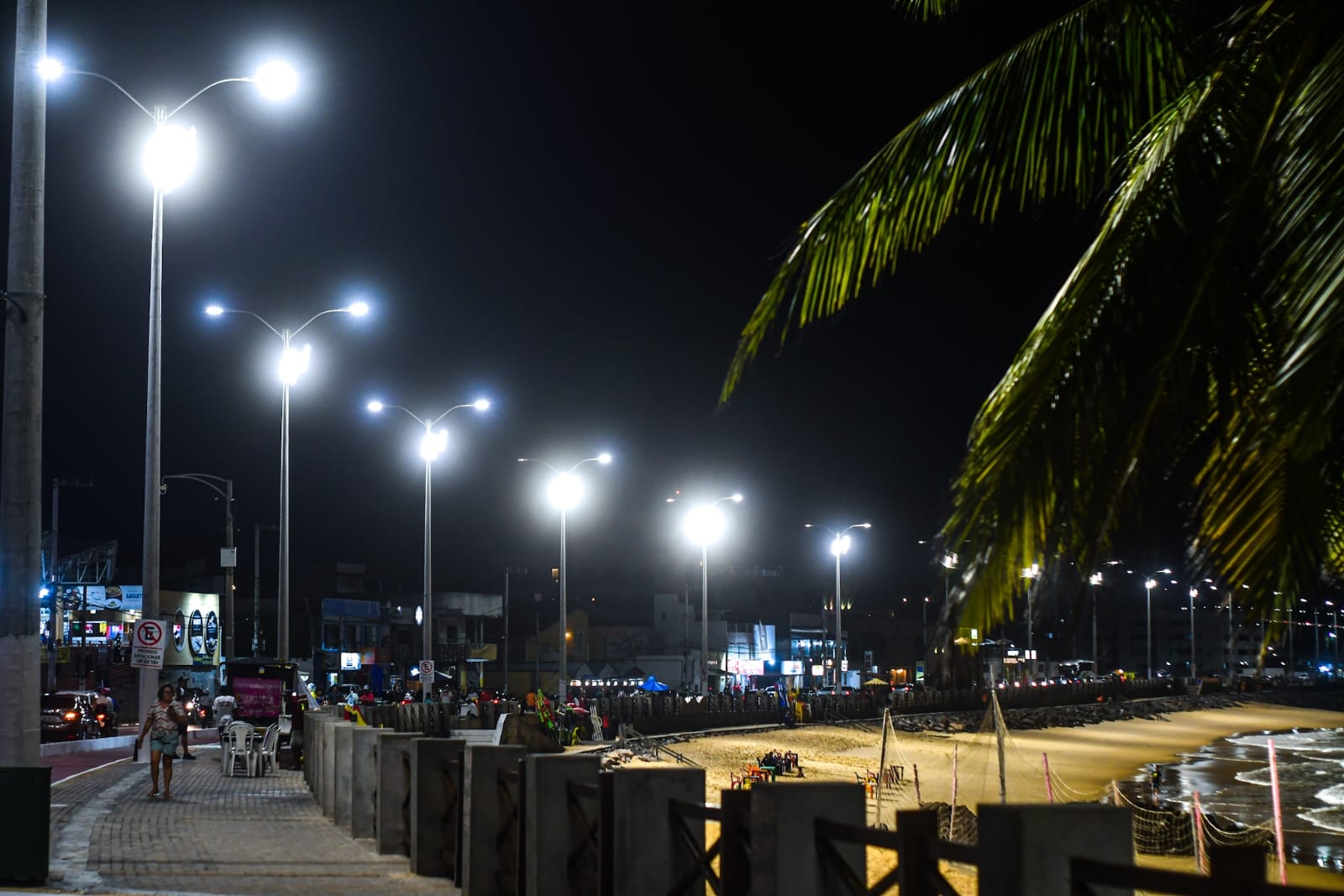 Prefeitura entrega nova iluminação da Praia dos Artistas