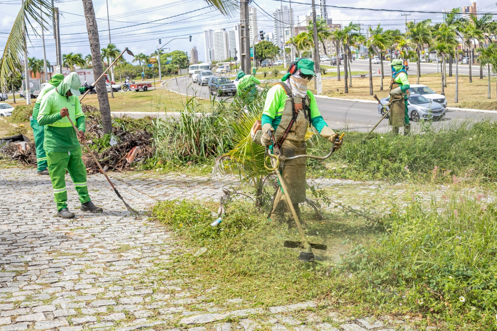 “Verdinhos” realizam 264 ações de limpeza de praças e canteiros no primeiro quadrimestre 