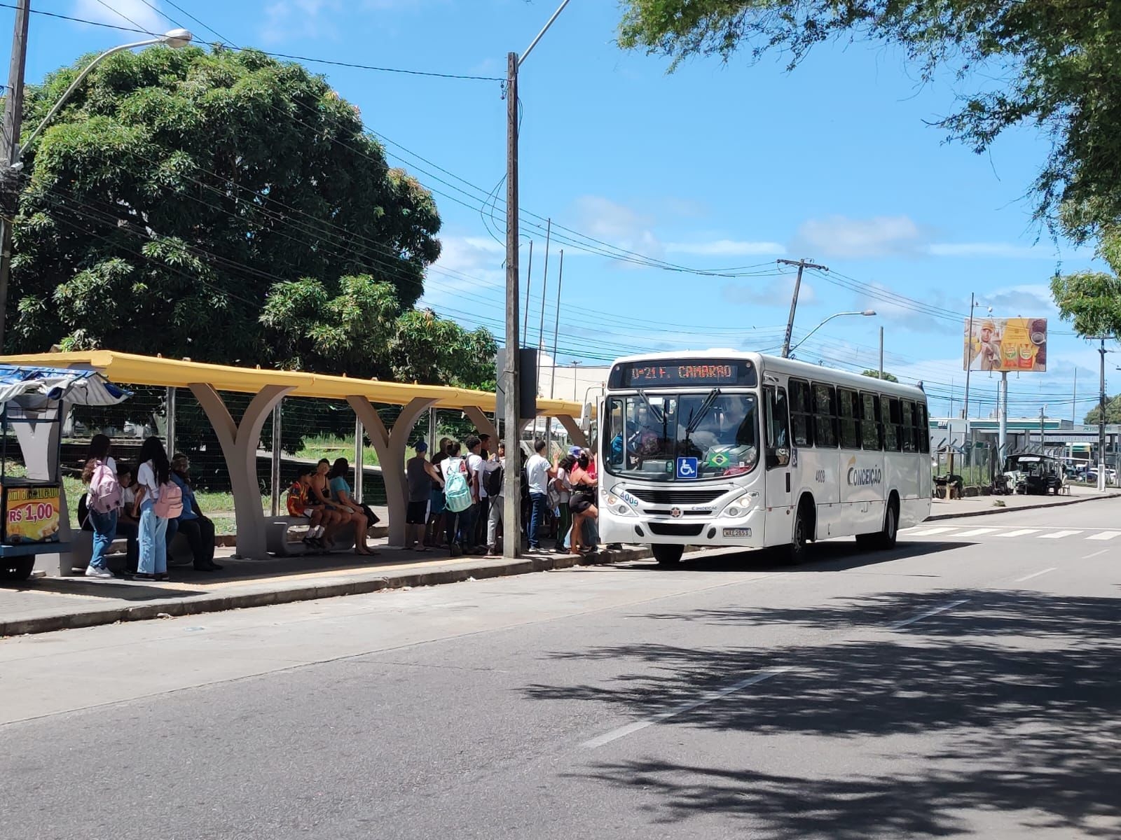 Avenidas da Zona Oeste recebem abrigos de ônibus