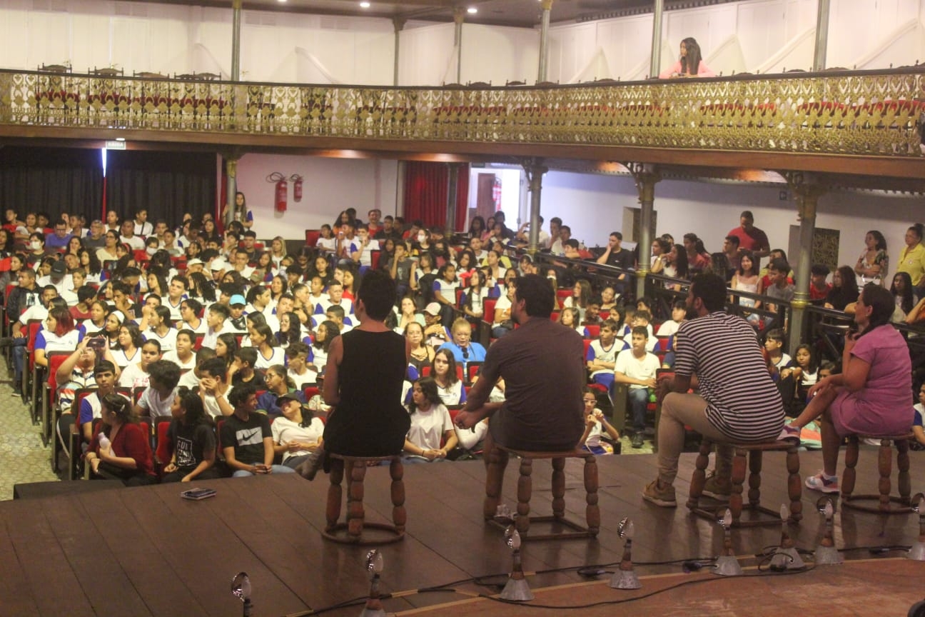 Estudantes da Rede Municipal de Ensino assistem ao espetáculo Meu Seridó