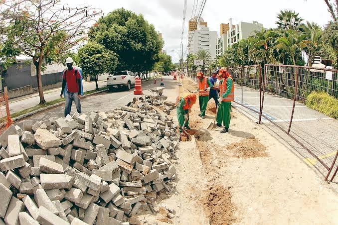 Obras de melhorias e acessibilidade em calçadas continuam