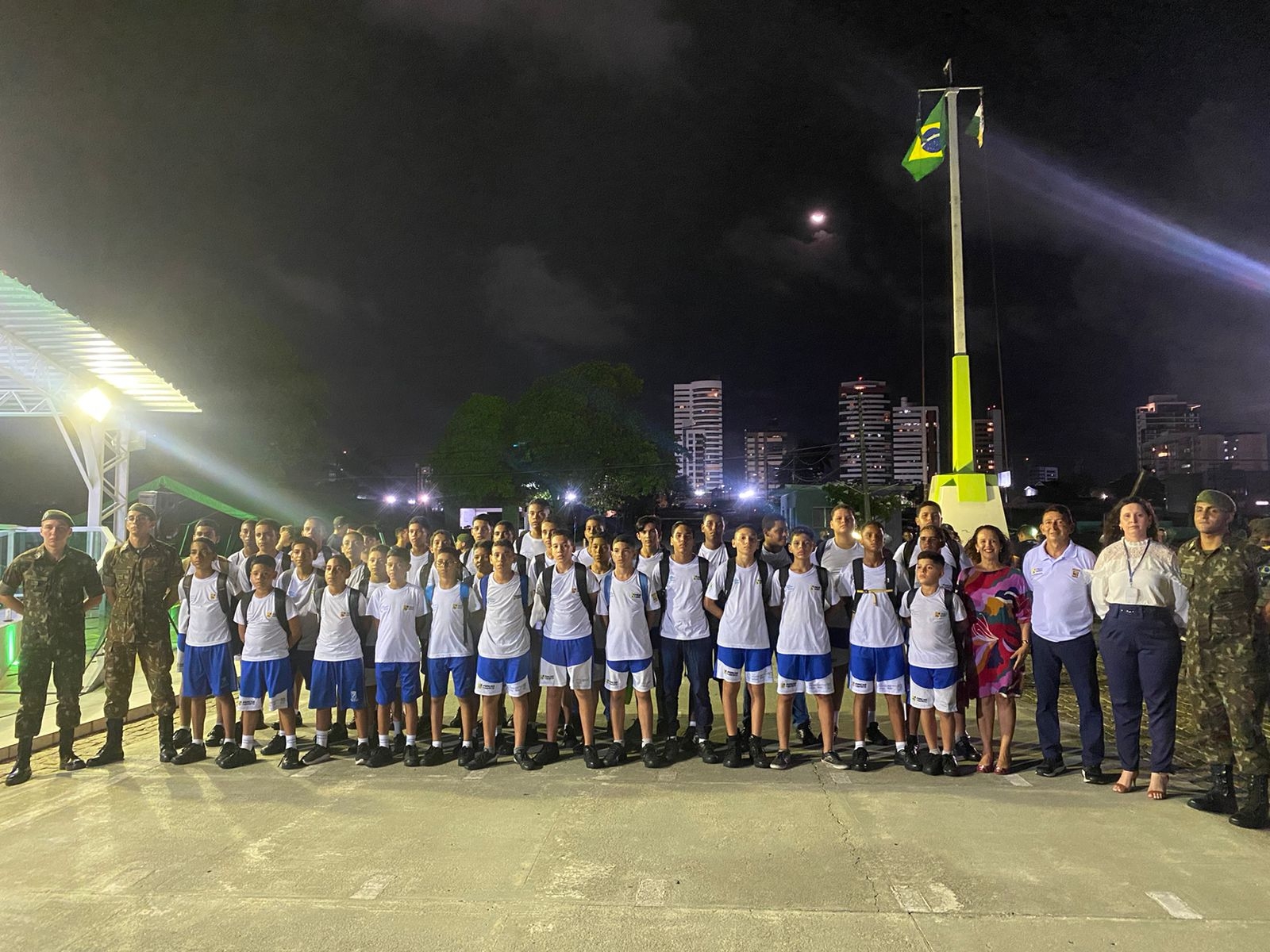Estudantes da Escola Municipal Santos Reis participam de homenagem ao Dia da Infantaria
