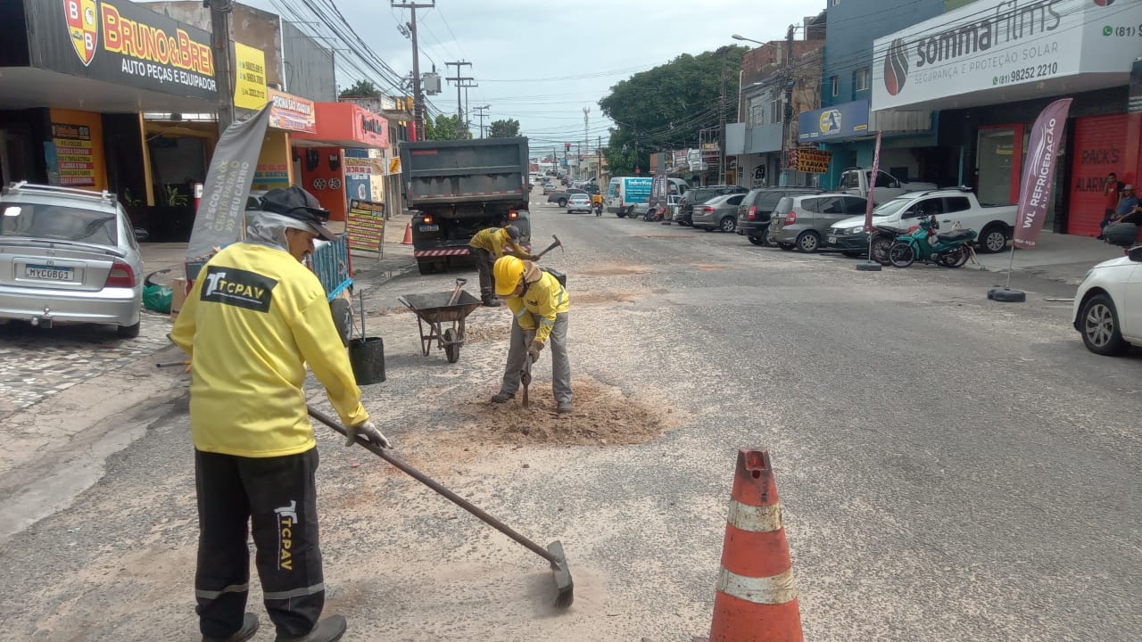 Operação tapa buracos atende a Alecrim e Potengi nesta sexta-feira 