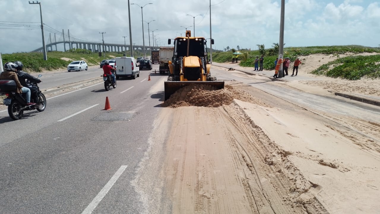 Ação conjunta da Urbana e STTU garante a retirada de areia em Santos Reis