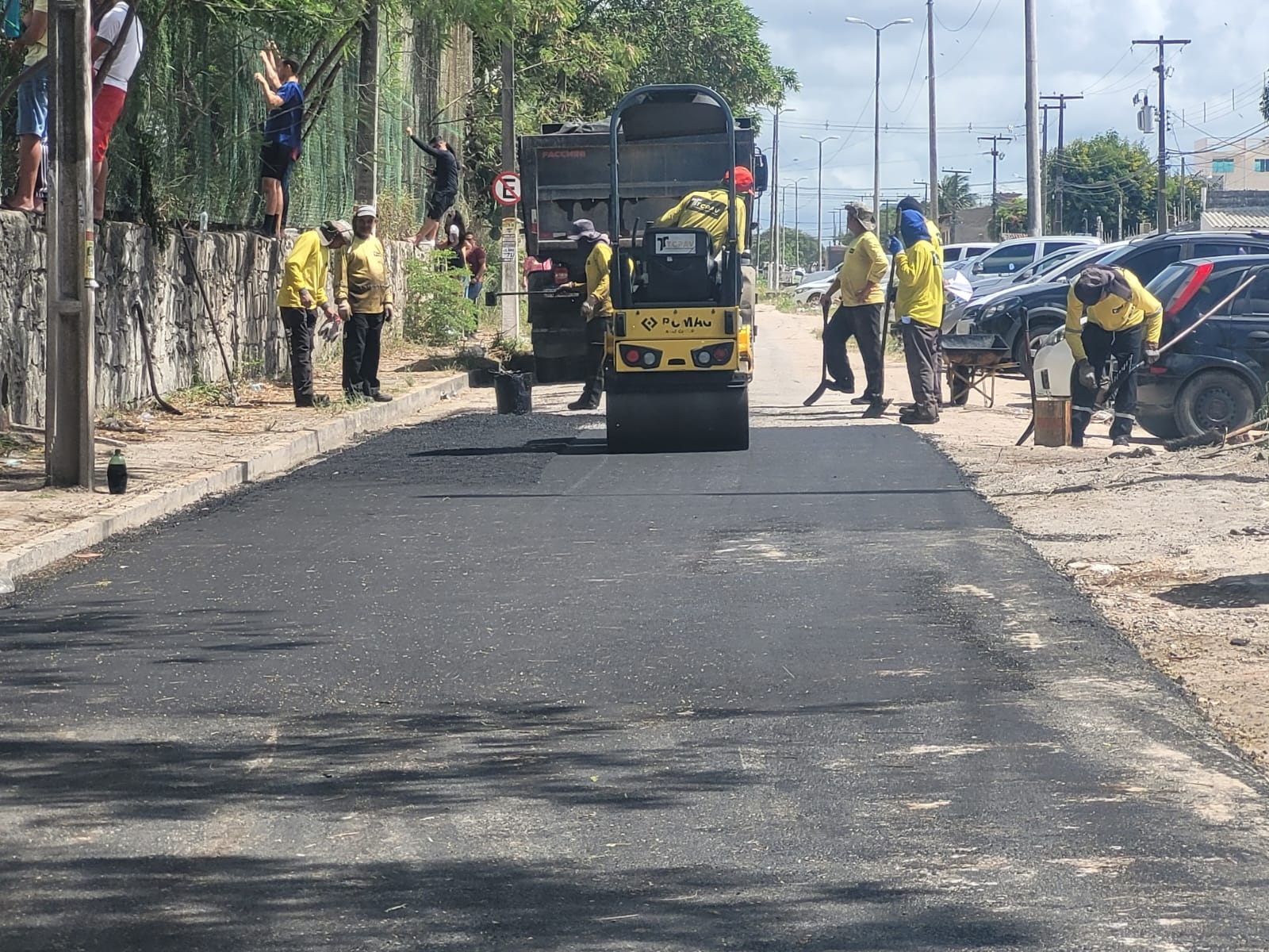 Rocas e Ribeira recebem aplicação de asfalto em ruas e avenidas