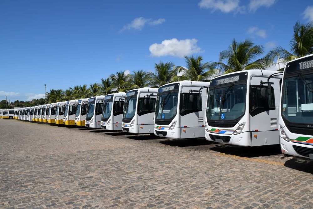 Prefeito Álvaro Dias anuncia retorno de seis linhas de transporte a partir da segunda-feira
