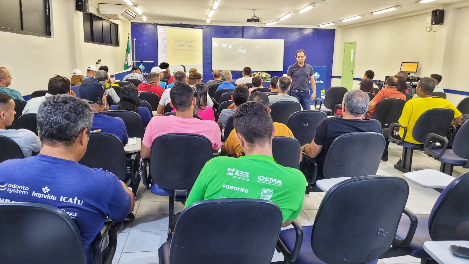 Operadores de transporte opcional participam de curso de qualidade no atendimento 
