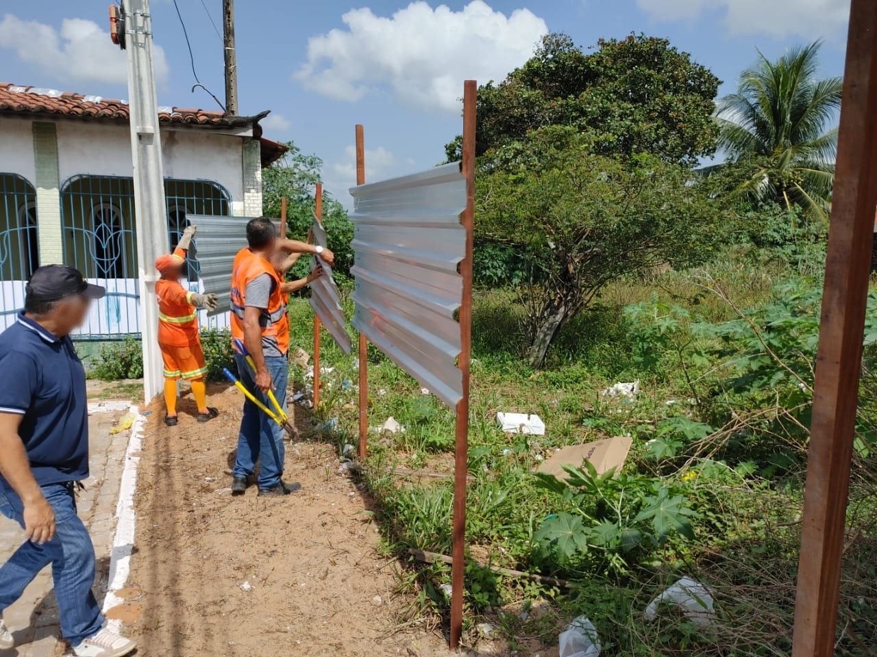 Fiscalização urbanística retira tapumes irregulares de área verde no Planalto