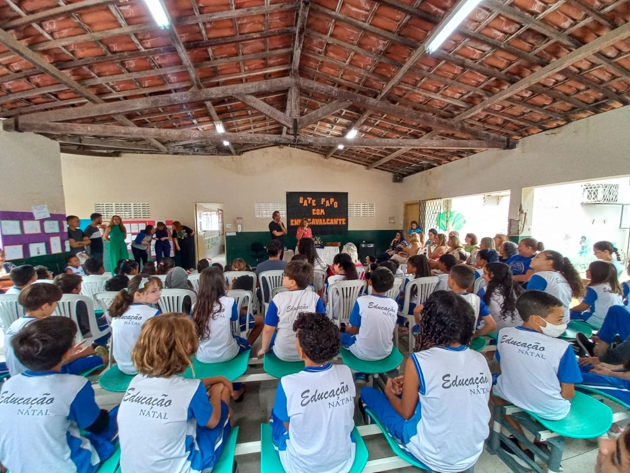 Ator de Cangaço Novo conversa com estudantes e apresenta seu livro “Eu quero ser um dinossauro"
