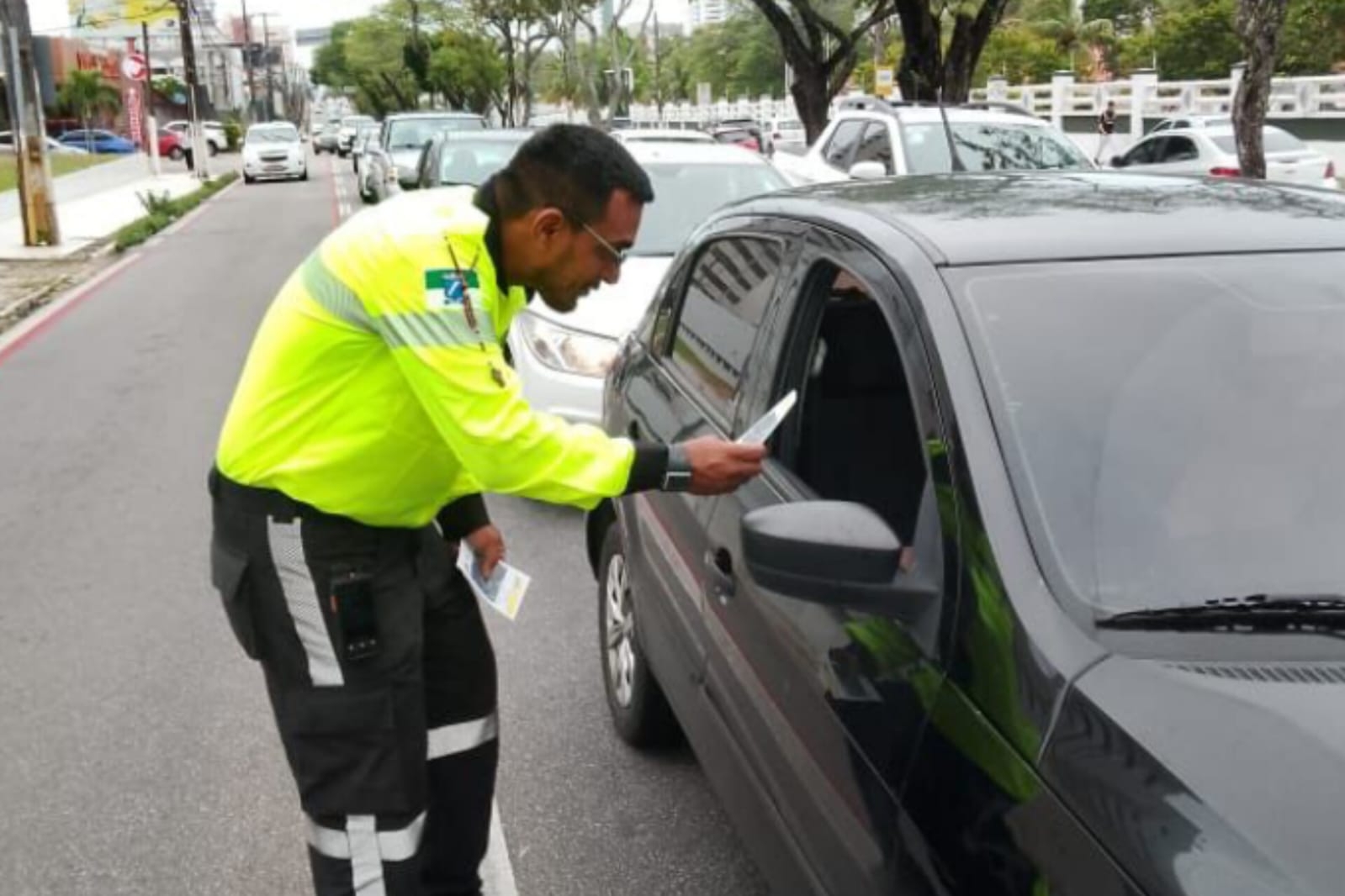 Agentes de Mobilidade e Educadores de Trânsito da STTU Promovem Blitz Educativa na Semana Nacional