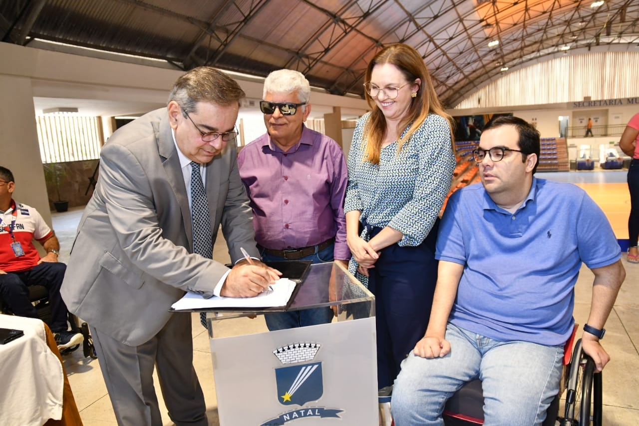 Prefeito Álvaro Dias assina termo que libera recursos para o paradesporto de Natal 