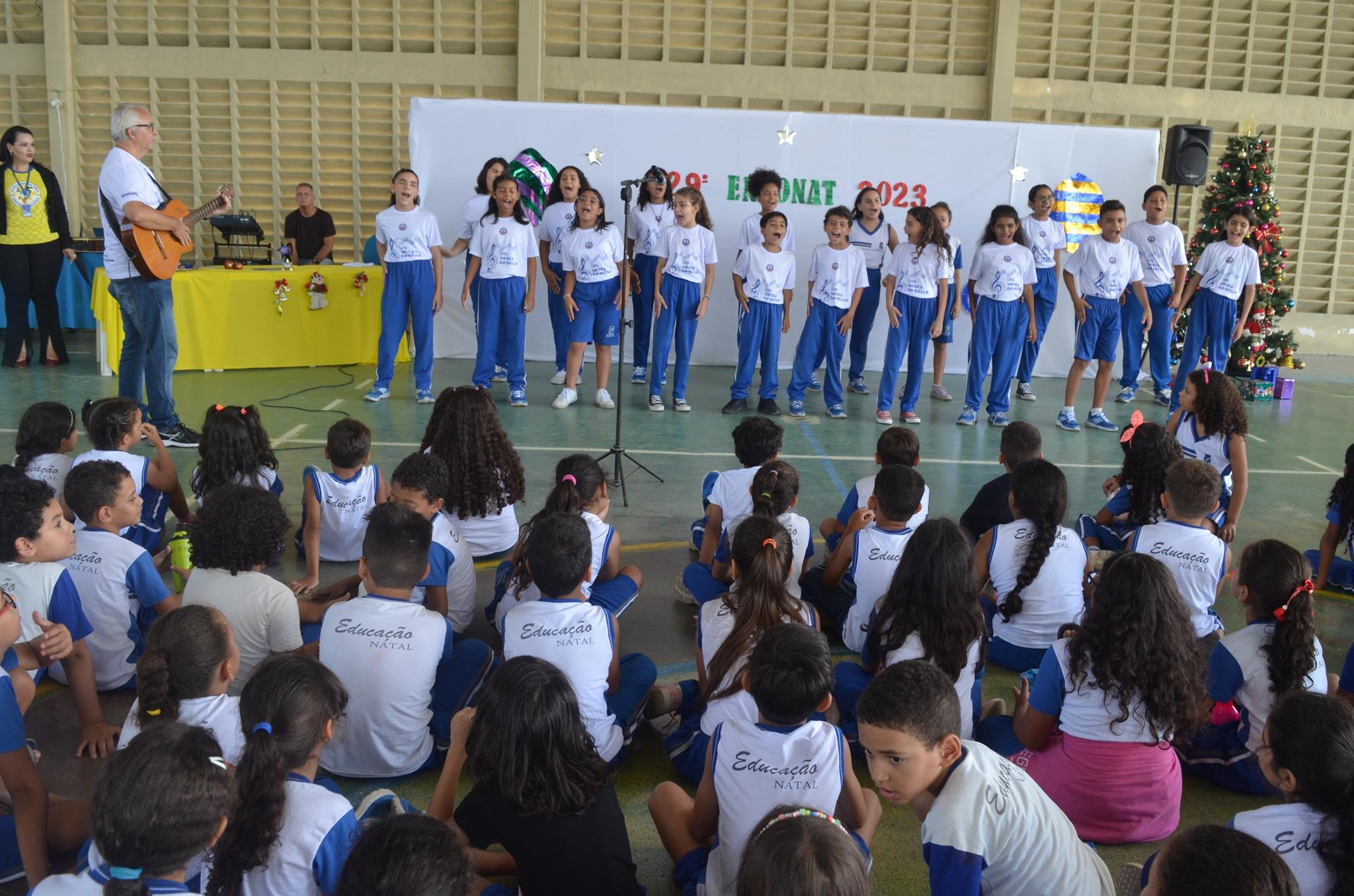 Enconat reúne crianças e adolescentes em apresentação paralela