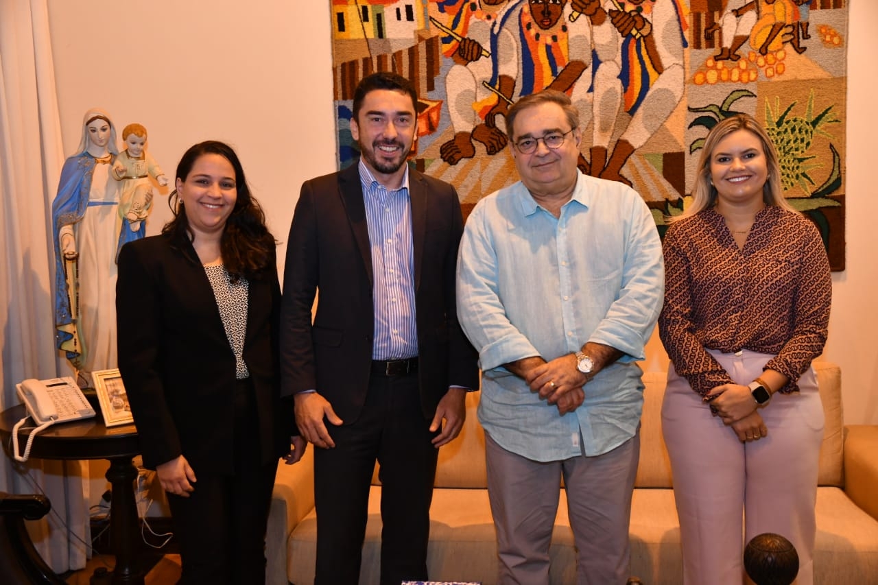Álvaro Dias recebe visita de gerente da Agência Stylo do Banco do Brasil