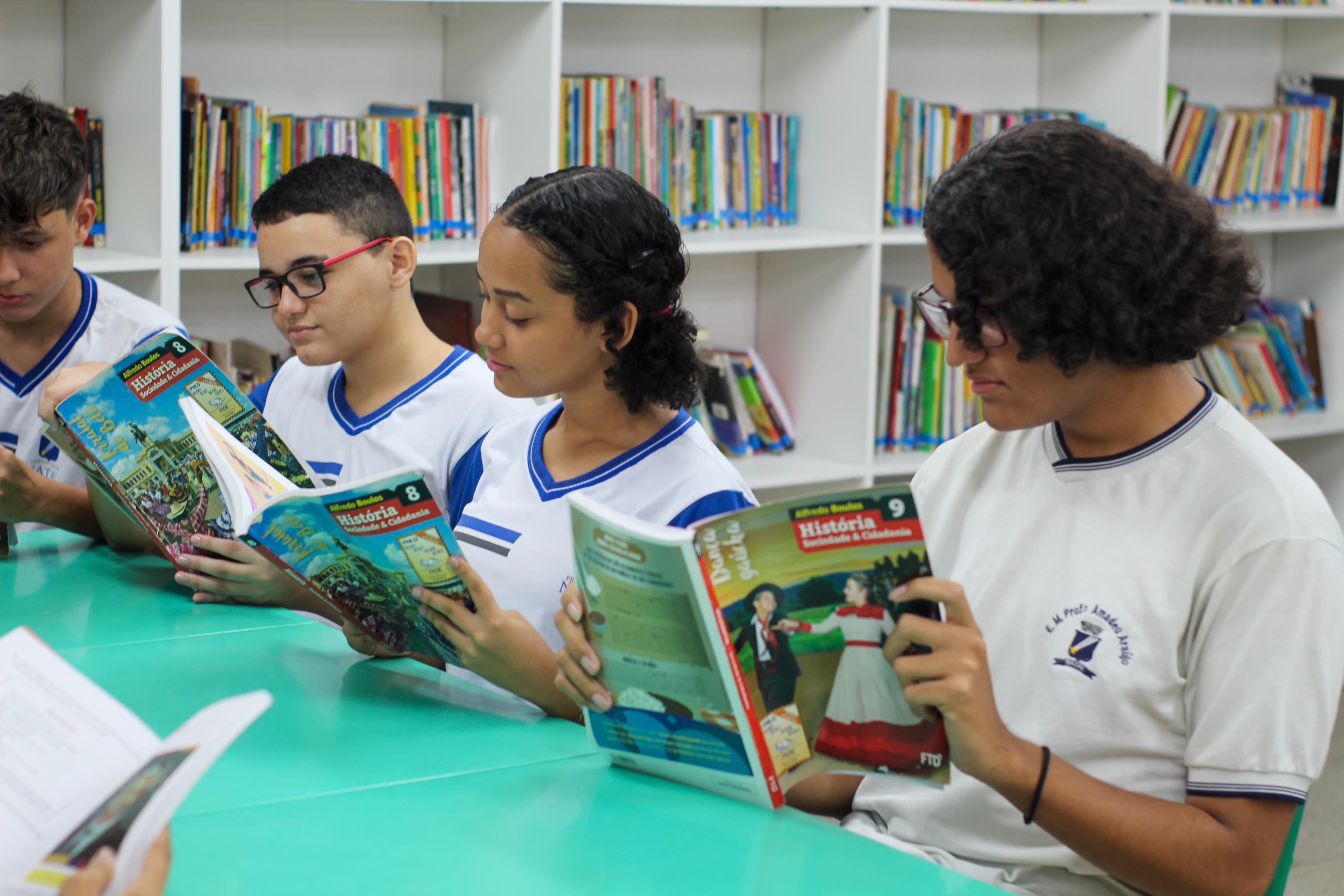 Estudantes recebem medalha de cristal na Olimpíada Nacional em História do Brasil