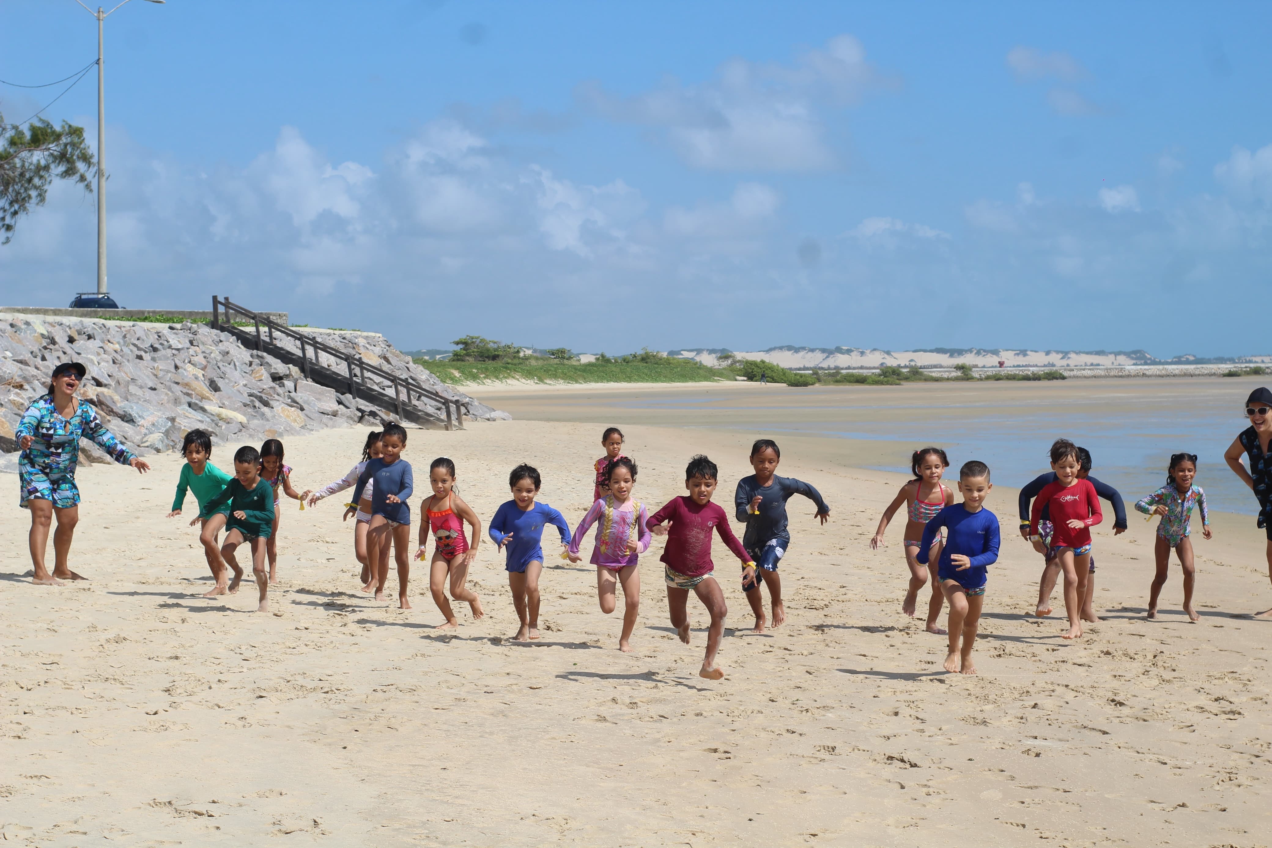 Crianças do CMEI Bom Samaritano festejam ciclo da Educação Infantil na Praia do Forte