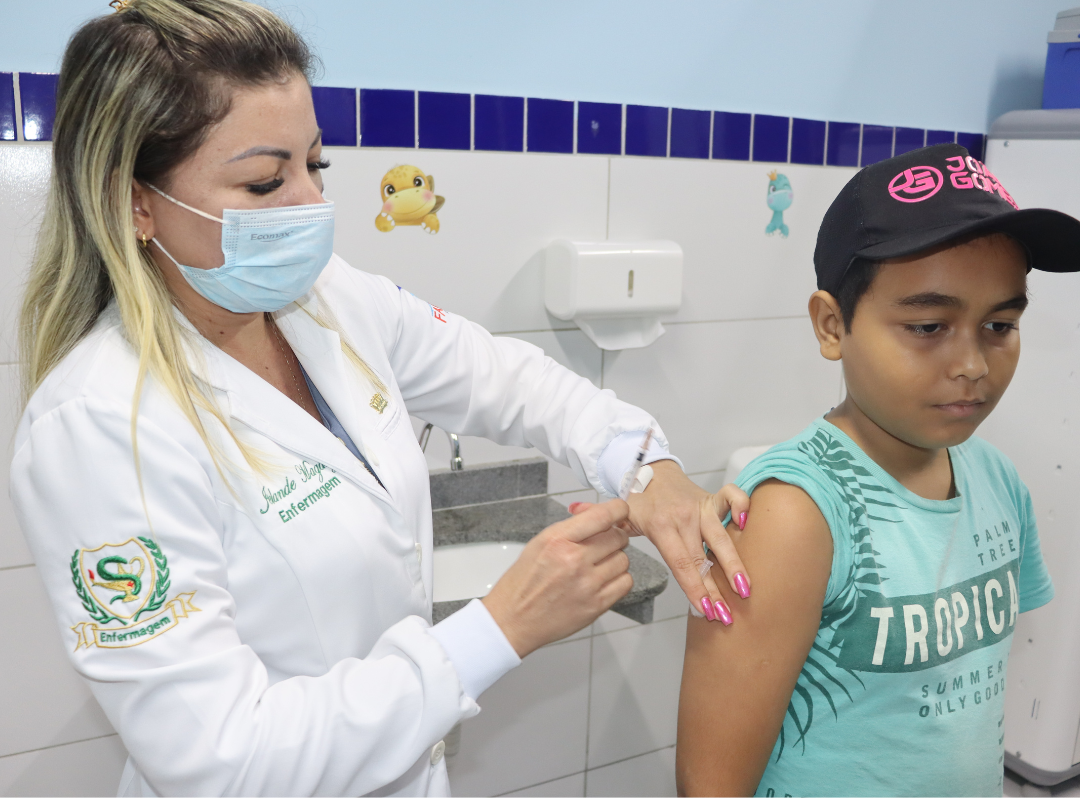 Pontos extras começam a ofertar vacinação contra a dengue para crianças entre 10 e 14 anos