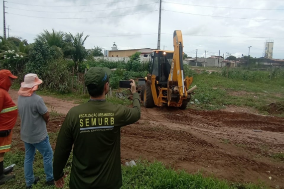 Fiscalização remove cercamento ilegal em área pública no bairro do Potengi