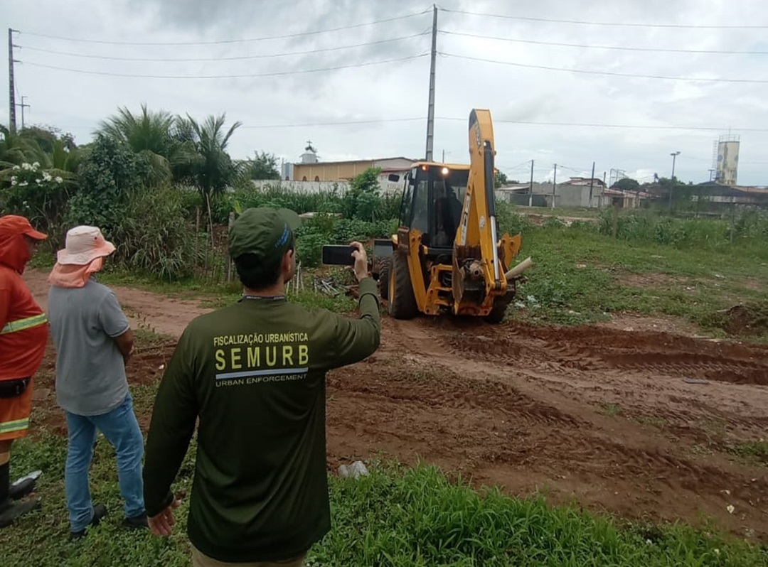 Fiscalização remove cercamento ilegal em área pública no bairro do Potengi