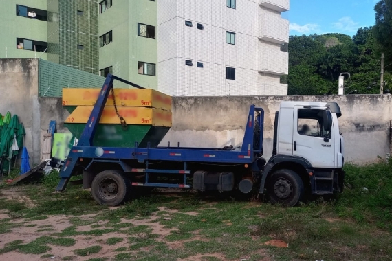 Caminhão é apreendido por descarte ilegal de resíduos em área pública no Guarapes