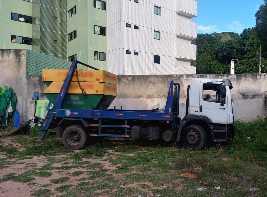 Caminhão é apreendido por descarte ilegal de resíduos em área pública no Guarapes