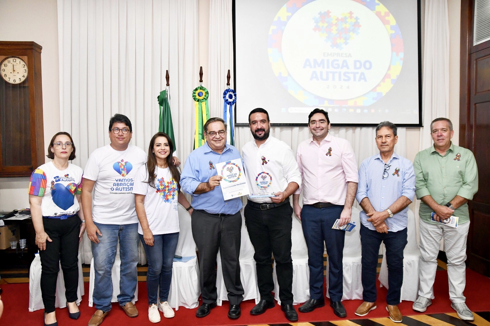 Prefeito Álvaro Dias premia estabelecimentos com o selo “Empresa Amiga do Autista”