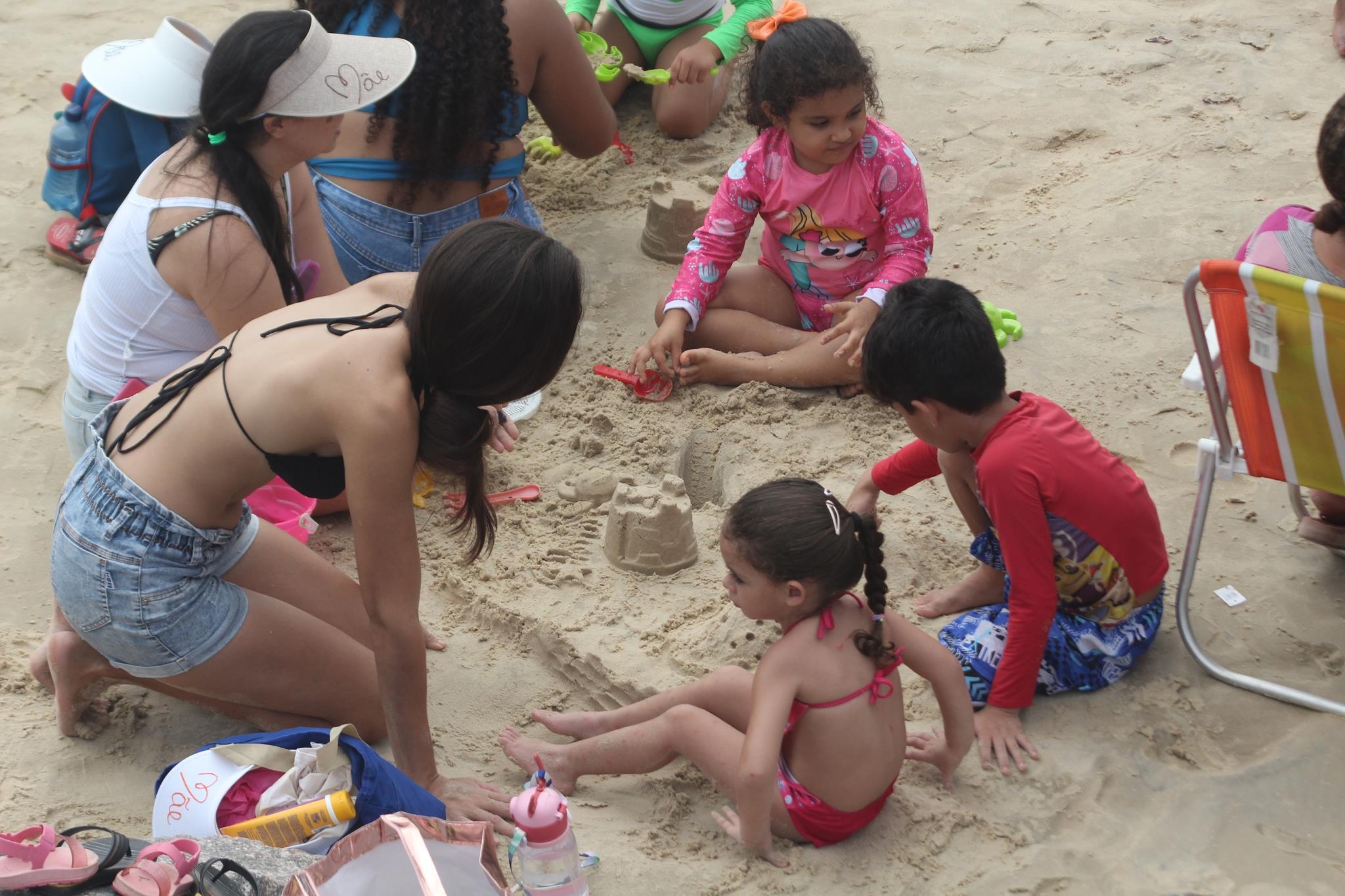 CMEI Mailde Pinto Galvão realiza atividade pedagógica na praia do Forte