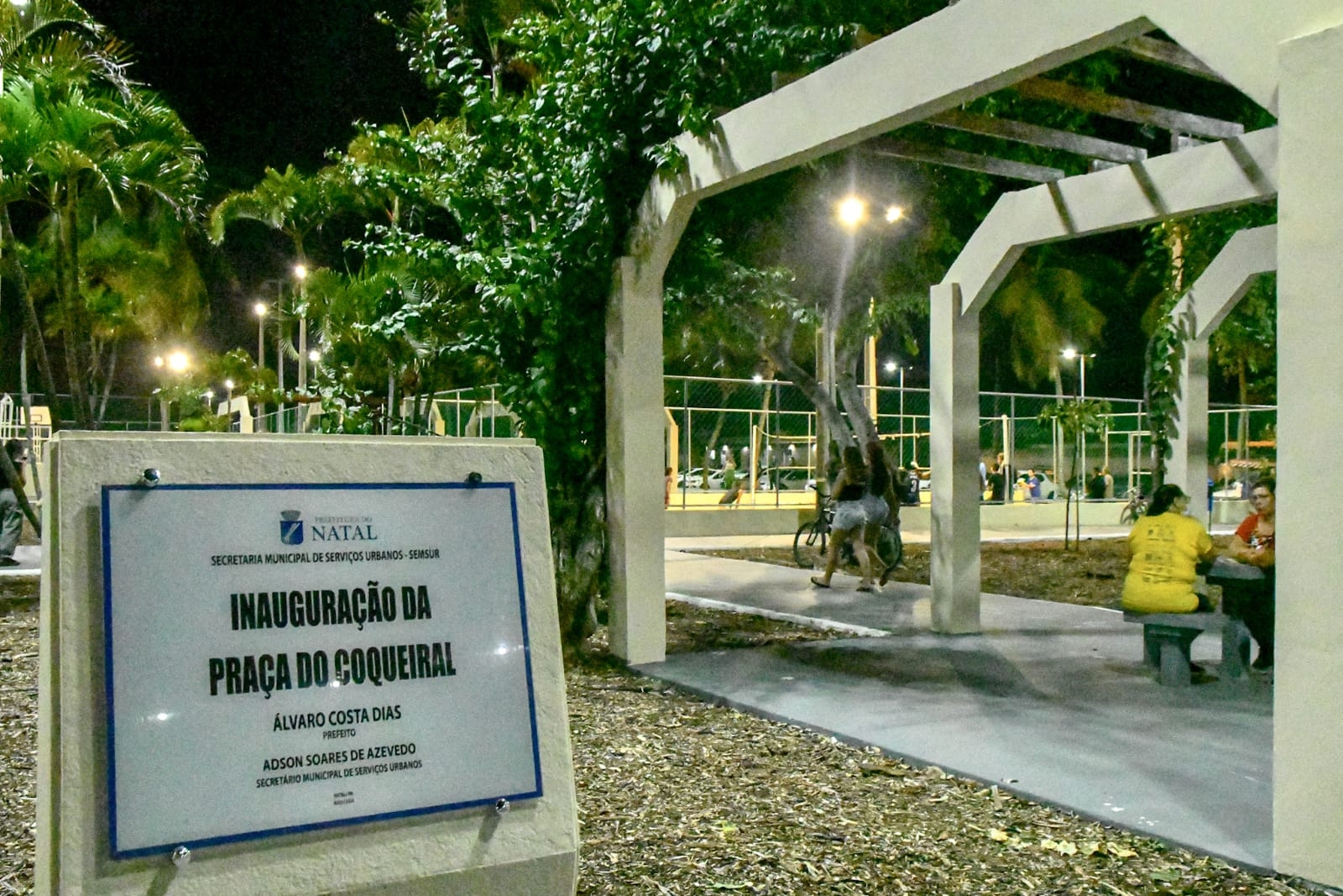 Totalmente revitalizada, prefeito Álvaro Dias entrega Praça Coqueiral