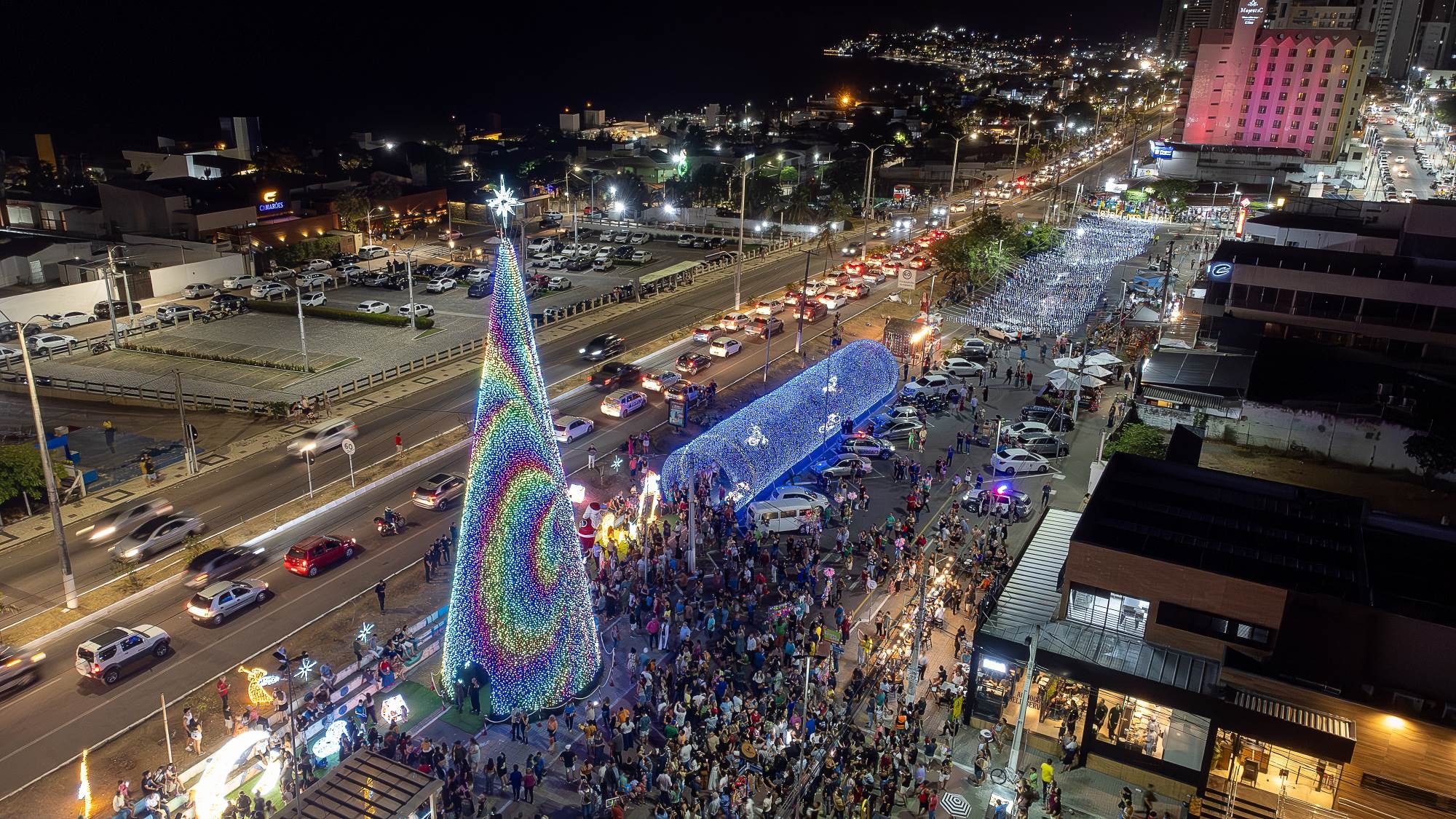 Árvore de Natal de Ponta Negra é acesa e inaugura programação do Natal em Natal 2024