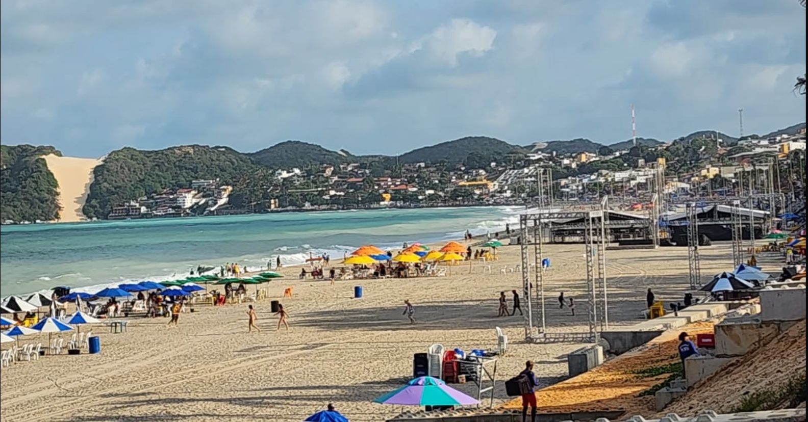 Estrutura do Réveillon em Ponta Negra começa a ser montada