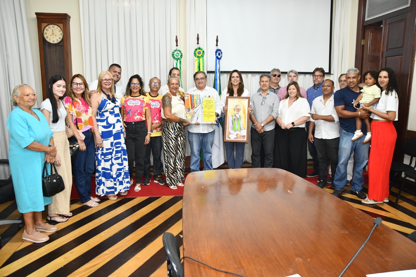 Prefeito Álvaro Dias recebe homenagem dos Amantes do Beco da Lama