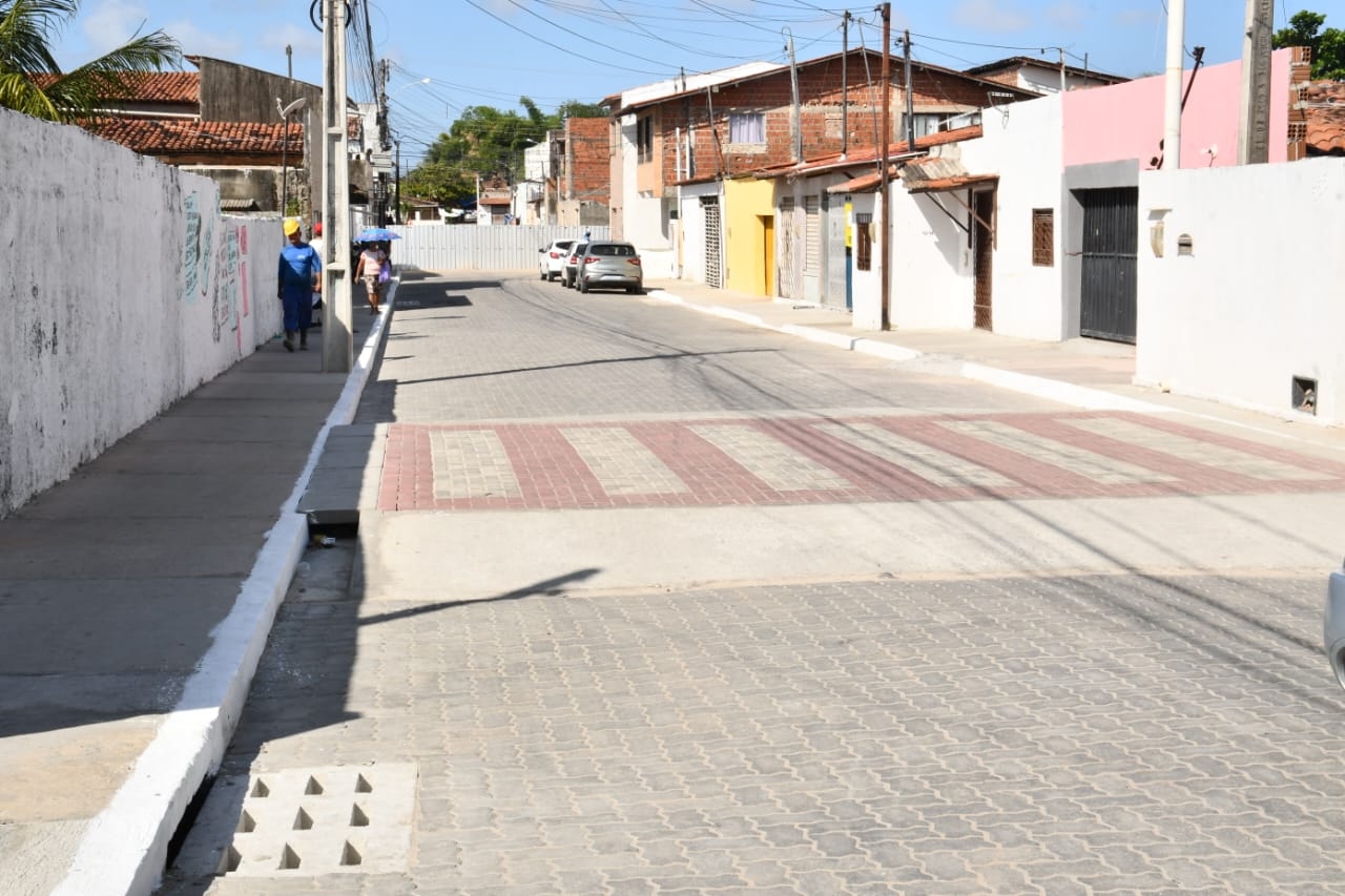 Álvaro Dias entrega serviços de drenagem em ruas do bairro do Igapó