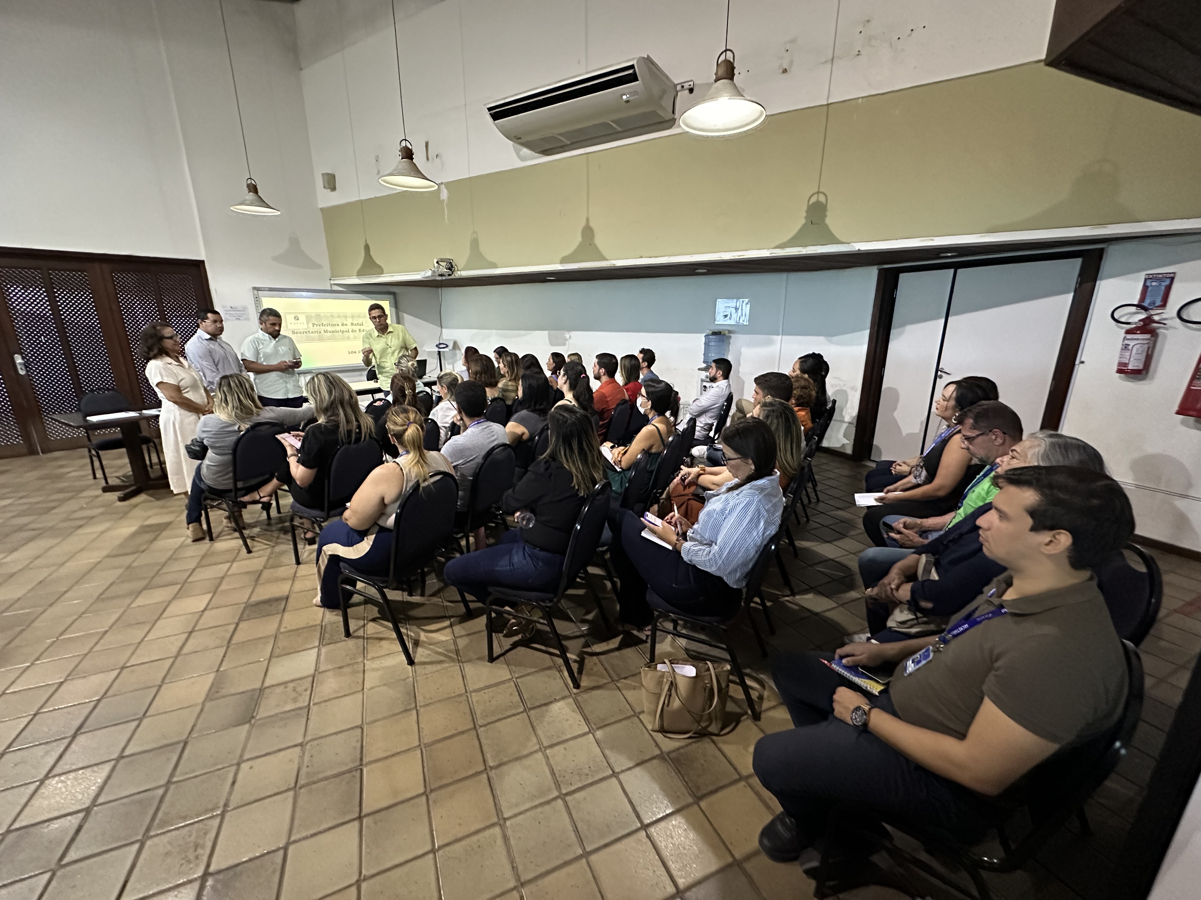 Equipe técnica da Secretaria de Educação discute aplicação da LOA para 2025