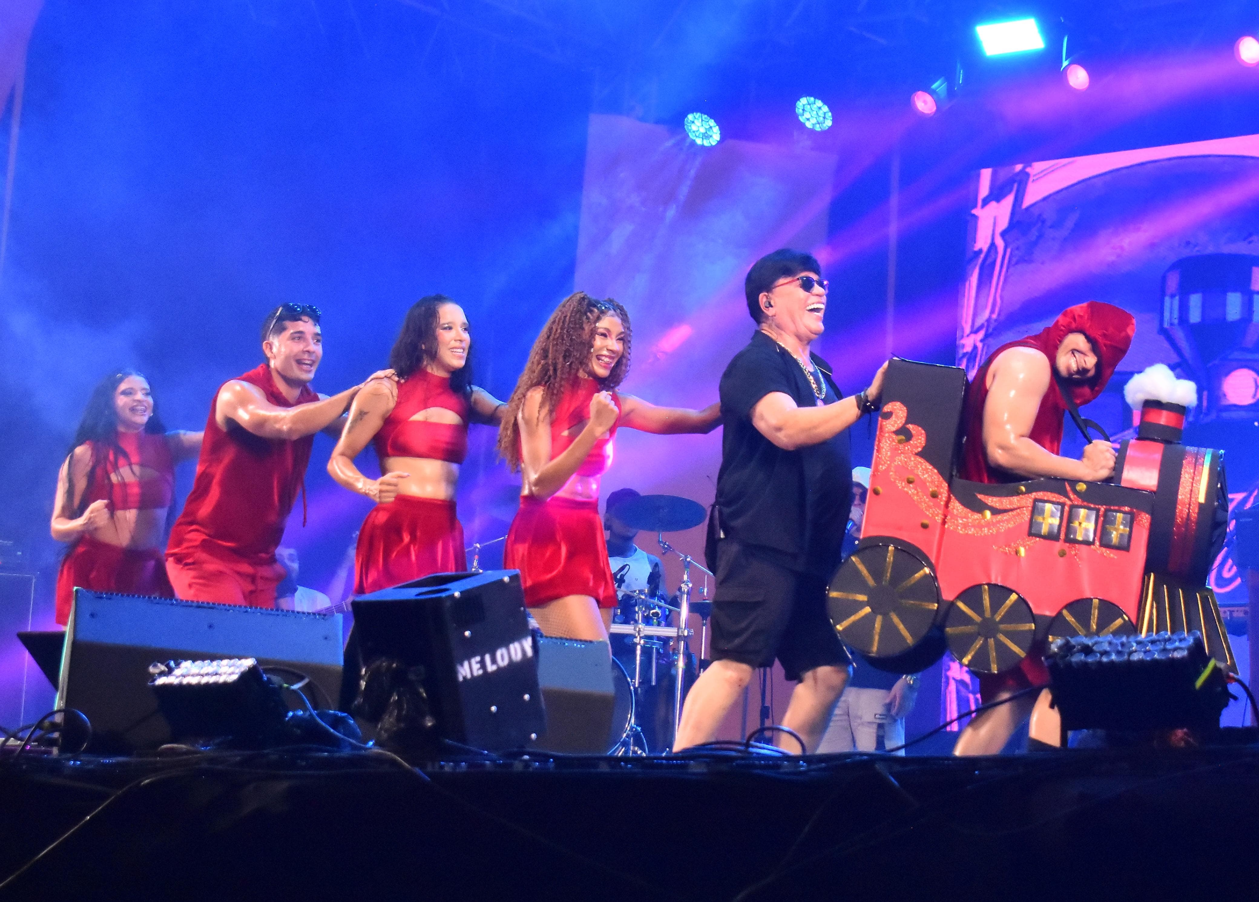 50 mil pessoas participam de sábado de carnaval no palco Nélio Dias